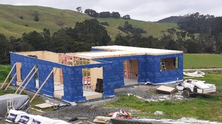 Mahurangi West Villa - Erecting SIP Panels with pro clima SOLITEX EXTASANA<sup>®</sup> ADHERO