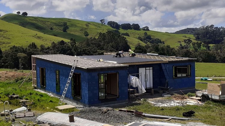 Mahurangi West Villa - Builders protecting the roof panels with layer of Solitex Mento<sup>®</sup> 3000