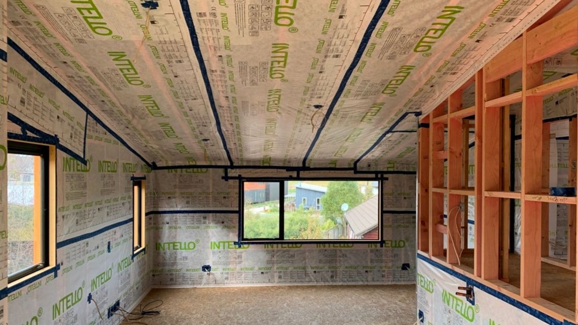 Mount Ruapehu House - Installation of the INTELLO<sup>®</sup> PLUS intelligent airtightness membrane on the inside of the house.