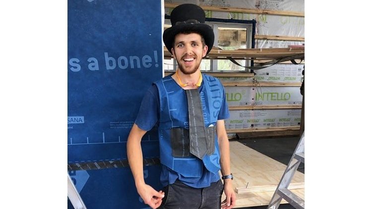 The Annual Tiny House Workshop  - Man with a vest made of SOLITEX EXTASANA<sup>®</sup>
