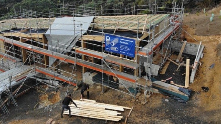 Kuaotunu House - Builders working on construction site