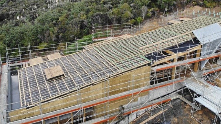 Kuaotunu house scaffolding with SOLITEX MENTO<sup>®</sup> 3000 High-Performance Underlay for Monopitch Roof side angle