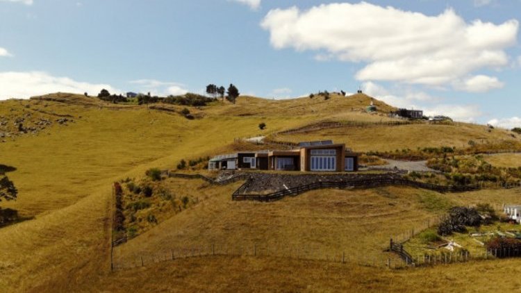 Raglan House in Hills