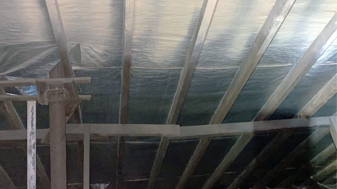 Installing a vapour barrier - foil.