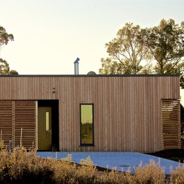 Kowhai Cabin Keeps Warm in Winter, Cool in Summer