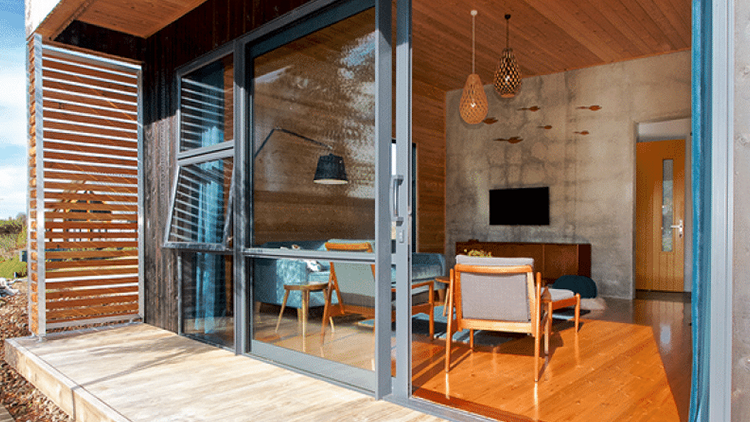 Kowhai Cabin  - Livingroom and Deck