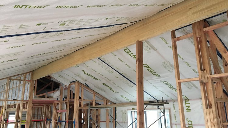 Ruapehu House - Installation of INTELLO<sup>®</sup> PLUS intelligent air barrier   between batten layers